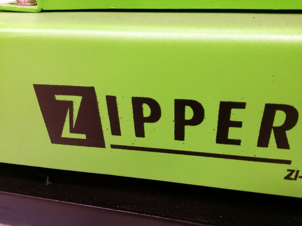 Zipper Logo auf einem grünen Dumper